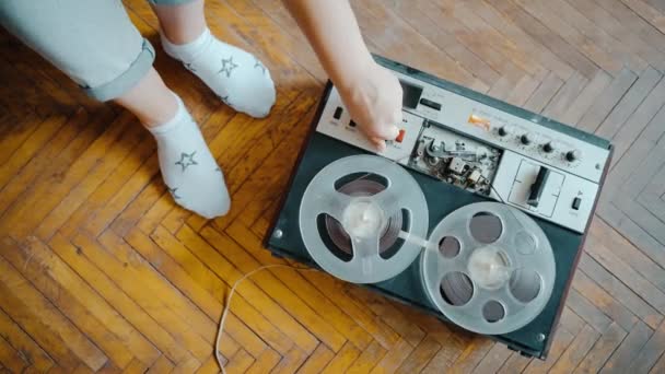 Close Old Reel Reel Tape Recorder Running Background Parquet Womens — 图库视频影像
