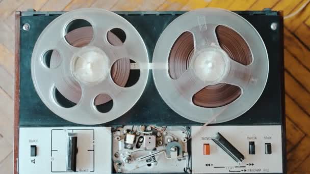 Inclusion Vintage Tape Recorder Tape Reels Which Begin Rotate Vintage — Stockvideo