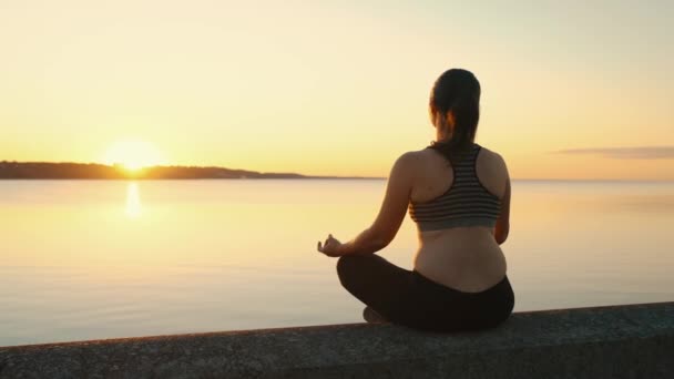 Silhouette Girl Meditating Lake Sunset Feeling Calmness Peace Side View — Video Stock