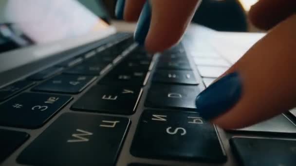 Девочки Держатся Клавиатуру Ноутбука Крупным Планом Работают Пишут Электронную Почту — стоковое видео