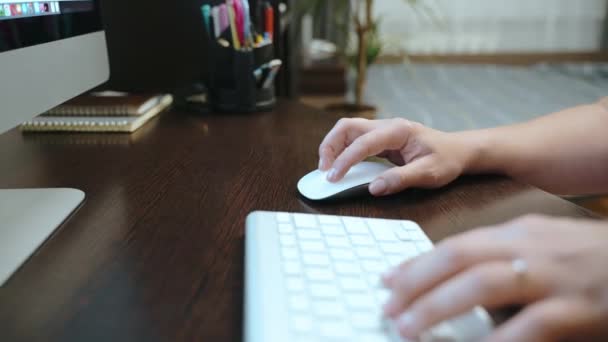 Close Van Een Vrouw Handen Controleren Van Een Computermuis Tijdens — Stockvideo