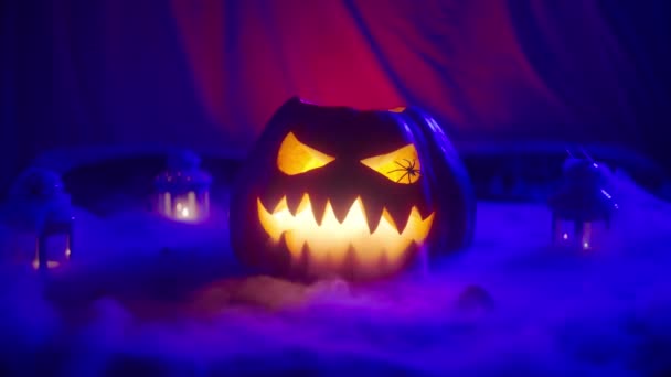 Una Zucca Con Una Smorfia Malvagia Con Luci All Interno — Video Stock