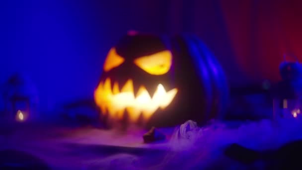 Närbild Traditionell Halloween Symbol Jack Lykta Mörker Kuslig Pumpa Med — Stockvideo