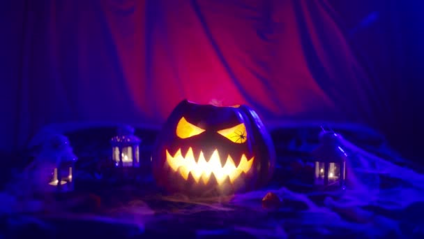 Egy Tök Gonosz Grimaszban Fényekkel Füstben Töklámpás Halloween Ünnepségen Hangulat — Stock videók