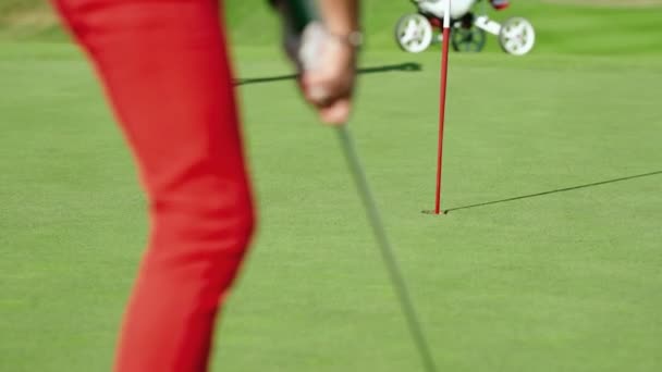 Aktiv Tjej Spelare Träffar Golfboll Med Klubb Grön Farled Fält — Stockvideo