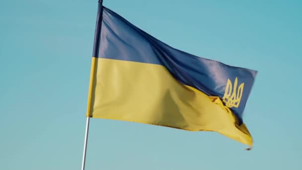 Bandeira Ucrânia Flutua Vento Contra Céu Azul Bandeira Ucraniana Mastro — Vídeo de Stock