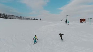 Snowboardcular, kayakçılar yamaçtan iniyor, ilk 4 km 'den manzara geliyor. Dağlarda kış manzarası.