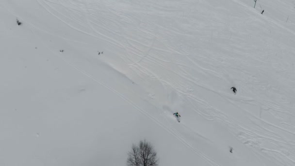 Snowboarders Σκιέρ Κατέβει Την Πλαγιά Θέα Από Την Κορυφή Χειμερινό — Αρχείο Βίντεο