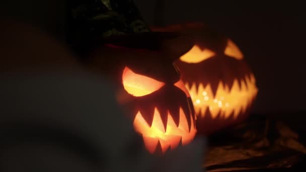 ハロウィンのお祝いの伝統的なシンボル 暗闇の中で提灯のジャック 彫刻された優雅さと不気味なカボチャ サイドビュー 高品質4K映像 — ストック動画