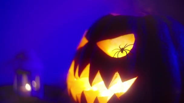 Sorriso Sinistro Una Zucca Sprigiona Fumo Denso Decora Tema Halloween — Video Stock