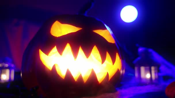 Sorriso Sinistro Una Zucca Sprigiona Fumo Denso Decora Tema Halloween — Video Stock