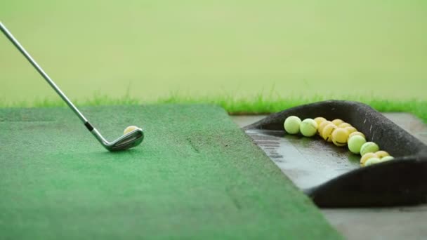 Golfers Leren Driving Range Speler Slaat Bal Met Een Golfclub — Stockvideo