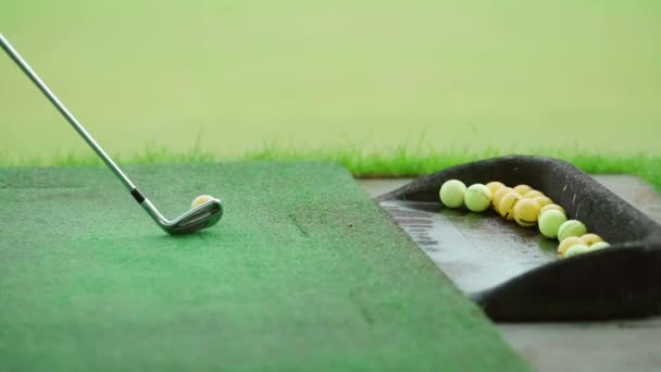 Enseigner Aux Golfeurs Sur Terrain Conduite Joueur Frappe Balle Avec — Video