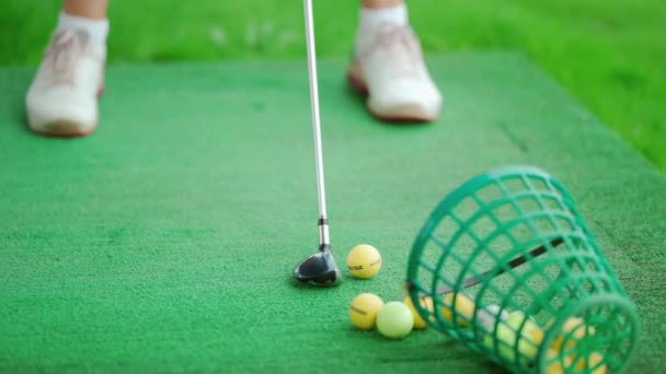 Training Van Golfspelers Driving Range Een Golfer Slaat Een Golfbal — Stockvideo