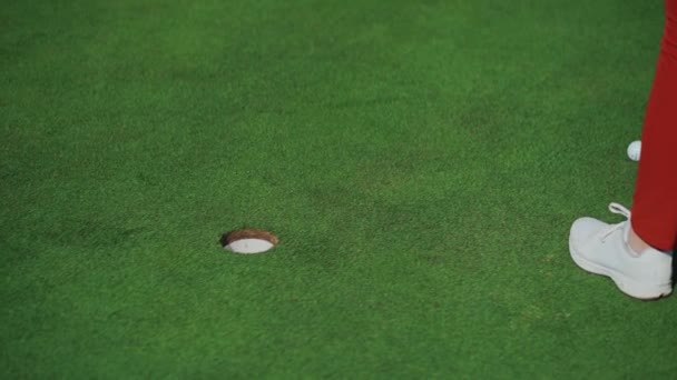 Okänd Spelare Spelar Golf Golfbana Självsäker Idrottskvinna Värma Upp Och — Stockvideo