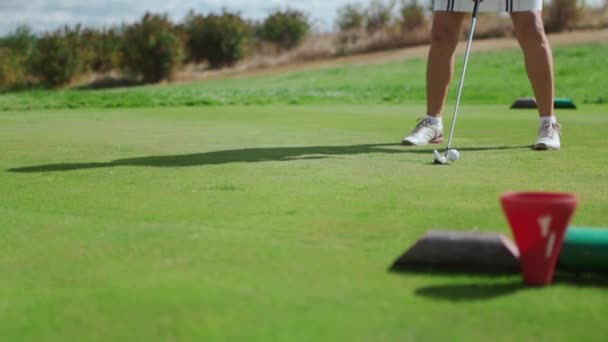 Vista Golfista Campo Golf Desde Detrás Carrito Golf Una Deportista — Vídeo de stock