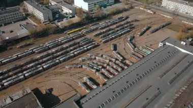 İstasyondaki tramvaylar park etmiş, yukarıdan manzara var. Yüksek kalite 4k görüntü
