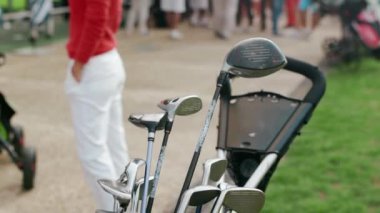 Golf sahasında taşınmak için çanta ya da tramvayda birikmiş golf aletleri. Golf ekipmanları, şehir kulübünde aktif bir oyuna dönüştürülmüş. Yüksek kalite 4K görüntü.