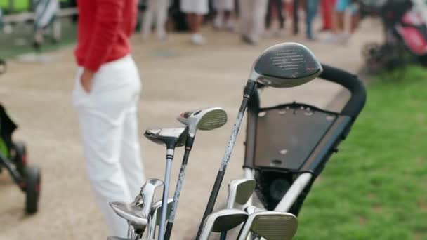 ゴルフコースの閉鎖上の輸送のための袋やトロリーに積み込まれたゴルフツール ストローラーに折り畳まれたゴルフ機器 カントリークラブでのアクティブなゲーム スポーツのコンセプト 高品質4K映像 — ストック動画