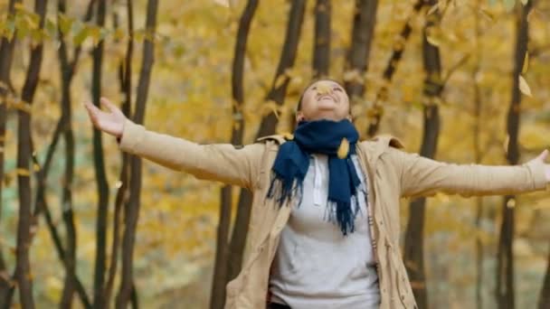 Девушка Кружится Смеется Осеннем Парке Падающими Разноцветными Рыльями — стоковое видео