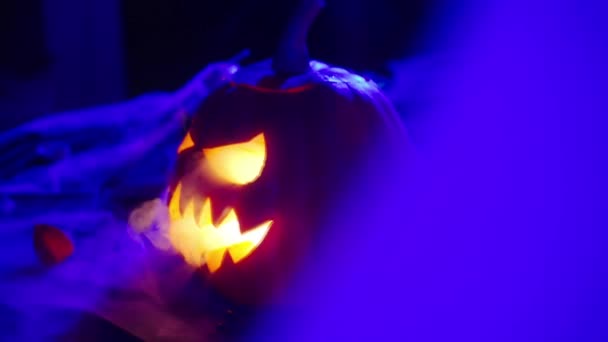 Sonrisa Siniestra Una Calabaza Libera Humo Grueso Decora Halloween Halloween — Vídeos de Stock