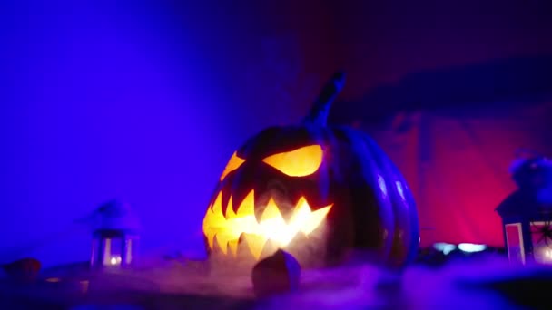 Sonrisa Siniestra Una Calabaza Libera Humo Grueso Decora Halloween Halloween — Vídeos de Stock