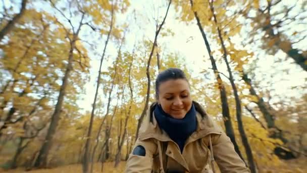 Веселая Девушка Собирает Опавшие Осенние Листья Бросает Наблюдает Падающими Листьями — стоковое видео