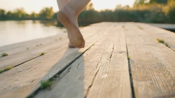 Piedi Nudi Nei Raggi Del Sole Che Tramonta Passeggiando Lungo — Video Stock