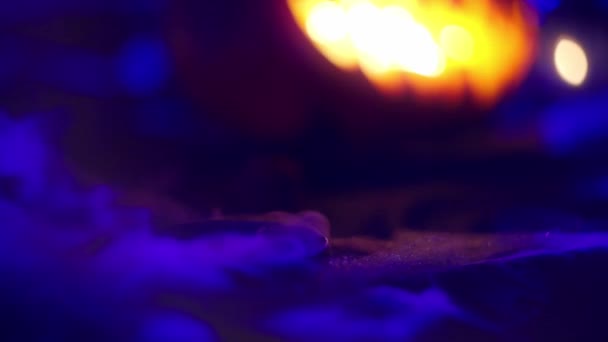 霓虹灯色彩艳丽的烟叶作为派对装饰之间的一半 在万圣节南瓜的背景下 烟雾弥漫 高质量的4K镜头 — 图库视频影像