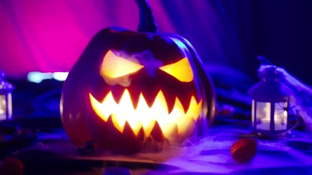 Gruseliges Halloween Symbol Jack Laterne Unter Neonlicht Das Rauch Freisetzt — Stockvideo