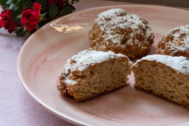 Auf dem Teller warten die Quarkbllchen auf den Verzehr. Dolap leicht auch von innen bu yüzden Kuchen sein.