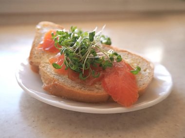 Kırmızı balıklı sandviç ve mikroyeşil. Somon balığı. Alabalık.