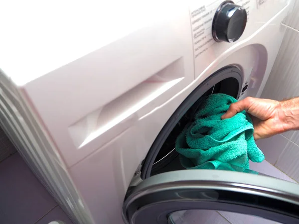 Een Man Stopt Vuile Een Wasmachine Schoonheid Het Huis Groot — Stockfoto