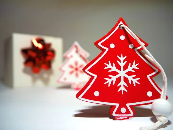 Karácsonyi Üdvözlőlap Karácsonyi Dekorációk Formájában Karácsonyfák Egy Újévi Ajándék Egy — Stock Fotó