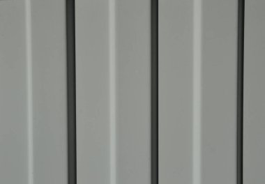 Güneş arka planında gri profil metal levhası