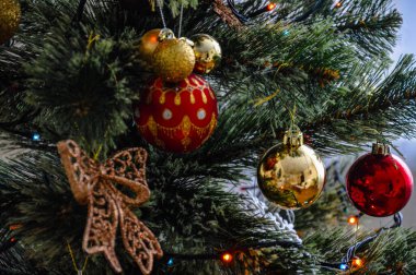 Yılbaşı ve Noel kartı için boş Noel ağacı ve oyuncaklarıyla