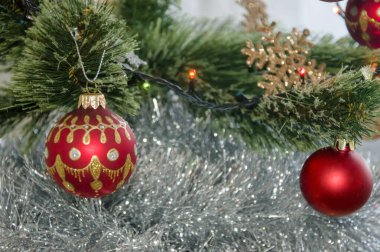 Noel ağacında çok renkli Noel baloları, oyuncaklar ve çelenkler