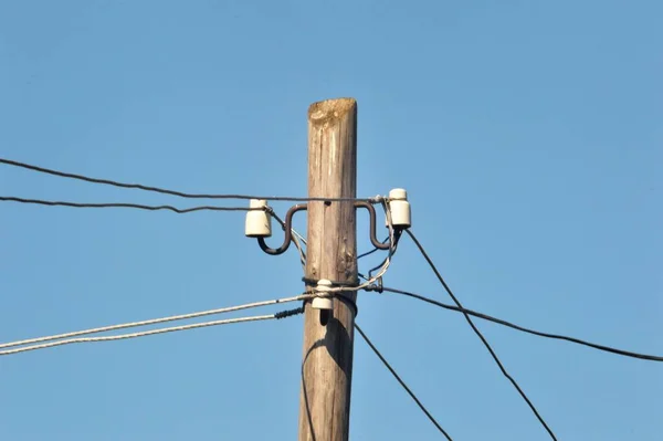 Elektrický Sloup Vodiči Připojenými Slunečného Dne — Stock fotografie