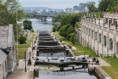 Ottawa 'da küçük bir kanalda sekiz kilit. Kanada 'nın Ottawa kentindeki kilitlerden yüksek kaliteli fotoğraf..