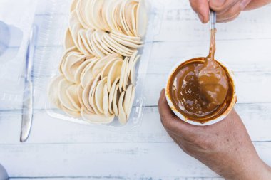 Yaşlı kadınlar alfajore hazırlıyor. Latin yemekleri.