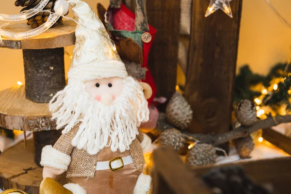 Noel süsü. Ev yapımı arka plan. Kardan adam ve Noel Baba bebekleri