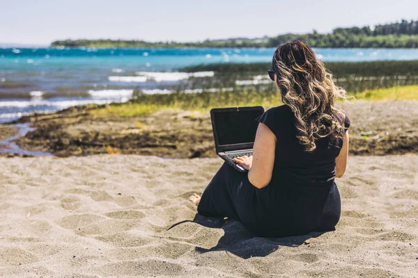 Νεαρή Γυναίκα Κάνει Απομακρυσμένη Διαδικτυακή Δουλειά Από Την Παραλία Ιδέα — Φωτογραφία Αρχείου