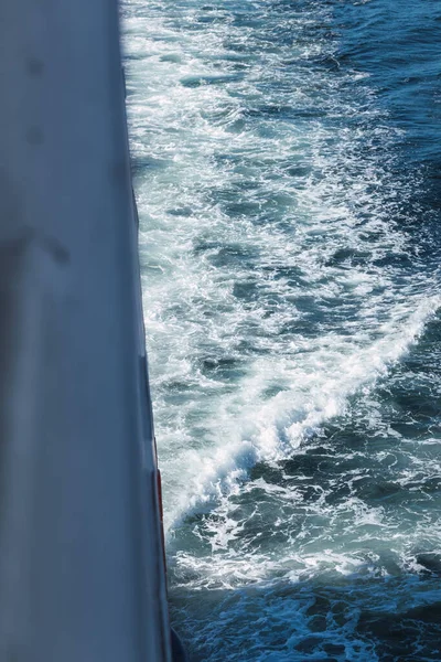 Lateral view of a wake water splash from a ferry boat in the chilean patagonian channels. — Stock Photo, Image