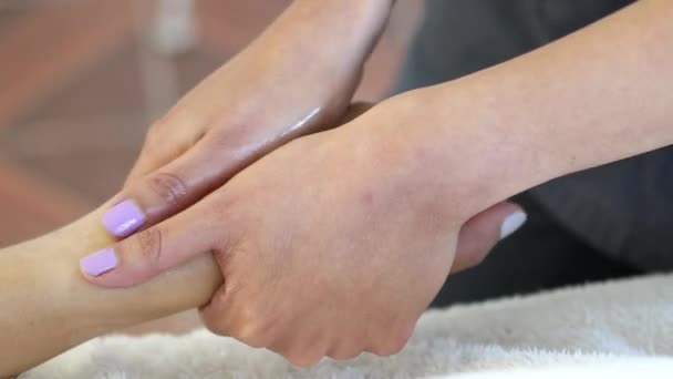 認知できないセラピストが女性患者に手マッサージをしている。スパのコンセプト — ストック動画