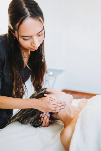 Terapeuta haciendo un masaje en el cuello a una paciente femenina inclinada hacia la cabeza. Spa centro de bienestar. Cuidado de la piel. —  Fotos de Stock