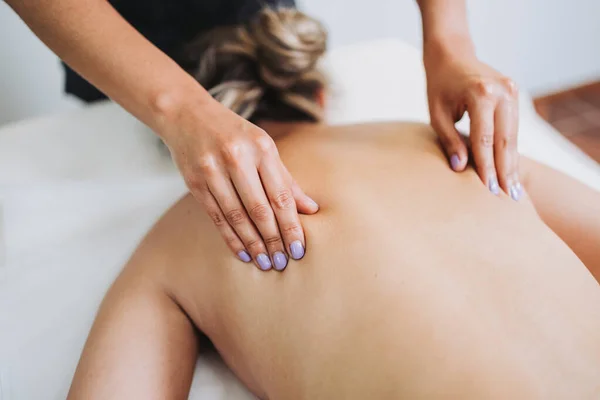 Terapeuta irreconocible haciendo masaje de espalda y escápula a una paciente con dolor de espalda. Relajante y desestresante —  Fotos de Stock