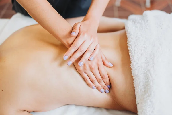 Terapeuta irreconocible haciendo masaje de espalda y columna vertebral a una paciente con dolor de espalda. Relajante y desestresante —  Fotos de Stock