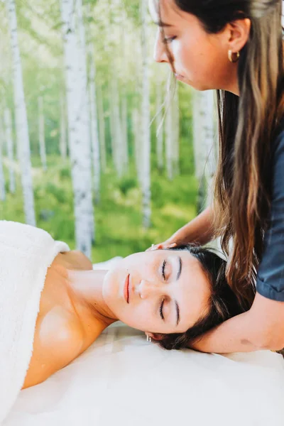 Terapeuta haciendo un masaje en el cuello a una paciente femenina inclinada hacia la cabeza. Relajante y desestresante —  Fotos de Stock