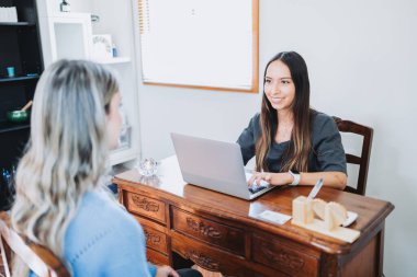 Genç Latin terapist masaj seansından önce tanınmayan bir hastadan veri alıyor. Sağlık hizmetleri danışmanlığı.