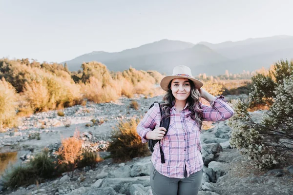 Joven viajera soltera con una mochila puesta, haciendo trekking para explorar la naturaleza. Senderismo individual — Foto de Stock